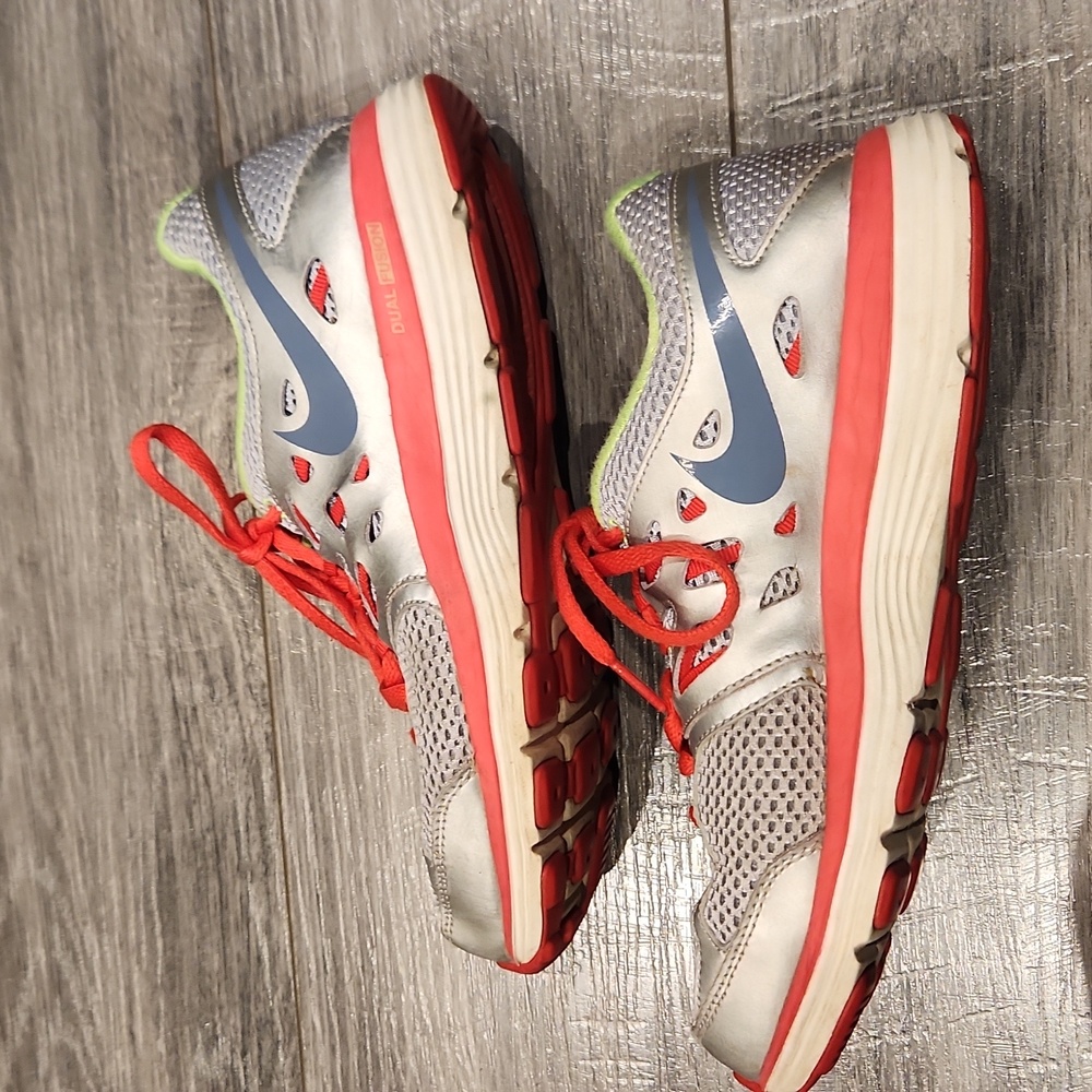 Nike Dual Fusion Women's sz 7.5 Sneakers - Picture 2 of 9